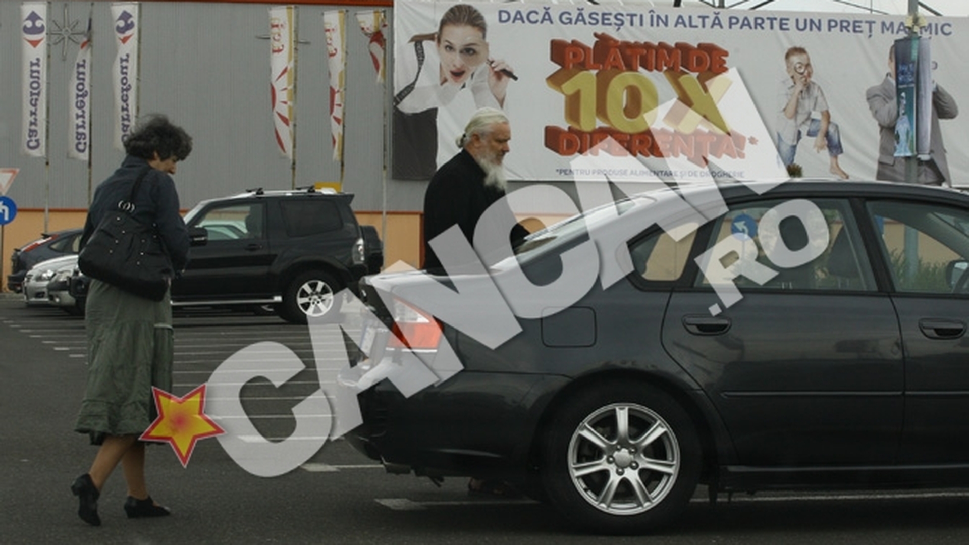 VIDEO Daca nu e post, distractie sa fie! Un preot a poftit la ceasuri de firma si a indesat mici si bere in portbagajul unui Subaru de peste 20.000 de euro!