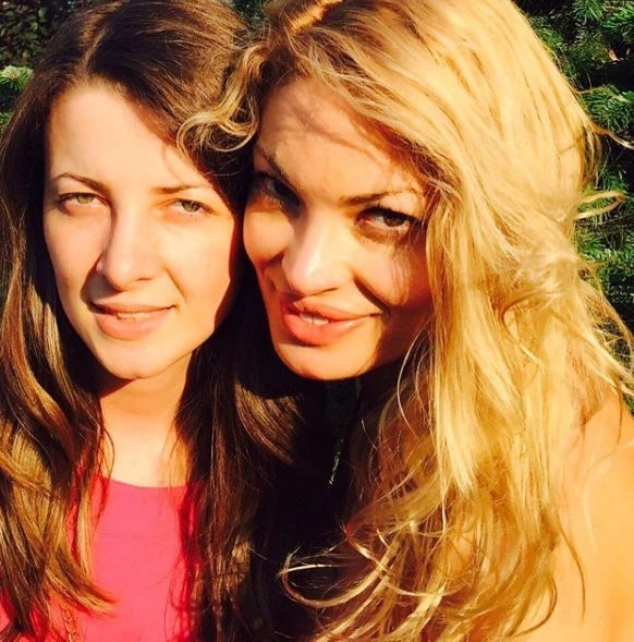 Valentina Pelinel are o soră secretă! Lavinia este frumoasă şi are gemene. Sursa foto: viva.ro