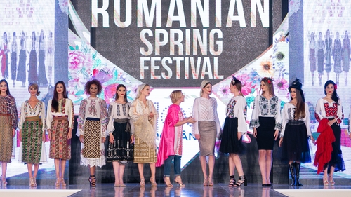 Modele, designeri și personalități din domeniul fashion și din lumea showbizului internațional din peste 40 de țări au sărbătorit la București Centenarul Marii Uniri cu ocazia Fashiontv Spring Festival