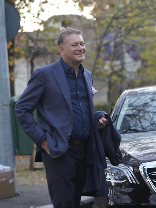 Mihai Tufan zâmbește: se va întâlni cu apetisanta blondina (Foto: CANCAN.RO)