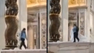 Scene incredibile la Bazilica Sfântul Petru din Vatican: Un român a vandalizat altarul principal