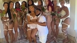 Un influencer cunoscut pe Tik Tok s-a căsătorit cu zece femei în același timp: „Încerc să le arăt ceea ce merită”