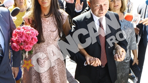 Elena Basescu s-a maritat intr-o rochie Dior, intocmai ca cea purtata si de actrita Mila Kunis!