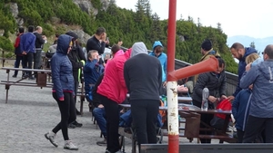 Românii au trecut la o relaxare totală! Turiștii au luat cu asalt Ceahlăul, iar măsurile de protecție au fost aproape inexistente