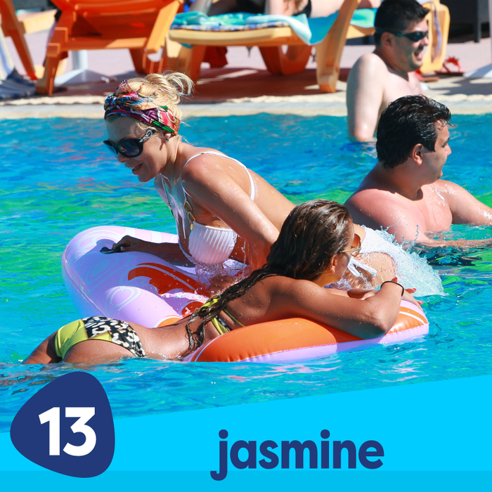 Jasmine, sexy și jucăușă la plajă