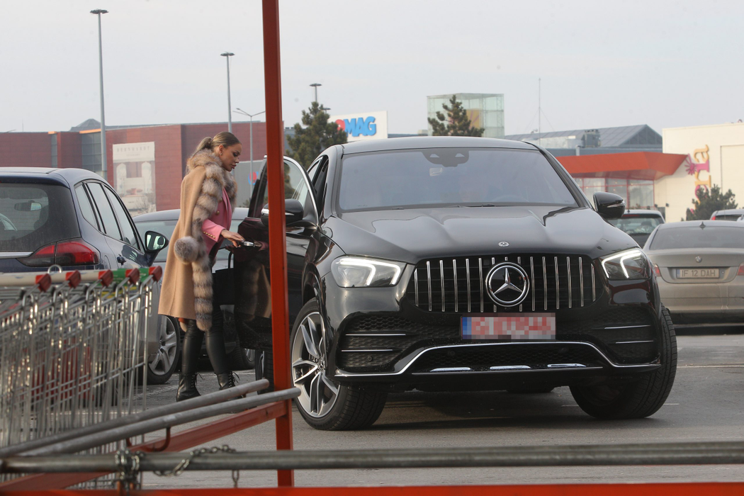 Bianca Drăgușanu, la mall cu un Mercedes GLE nou-nouț, cu șofer personal