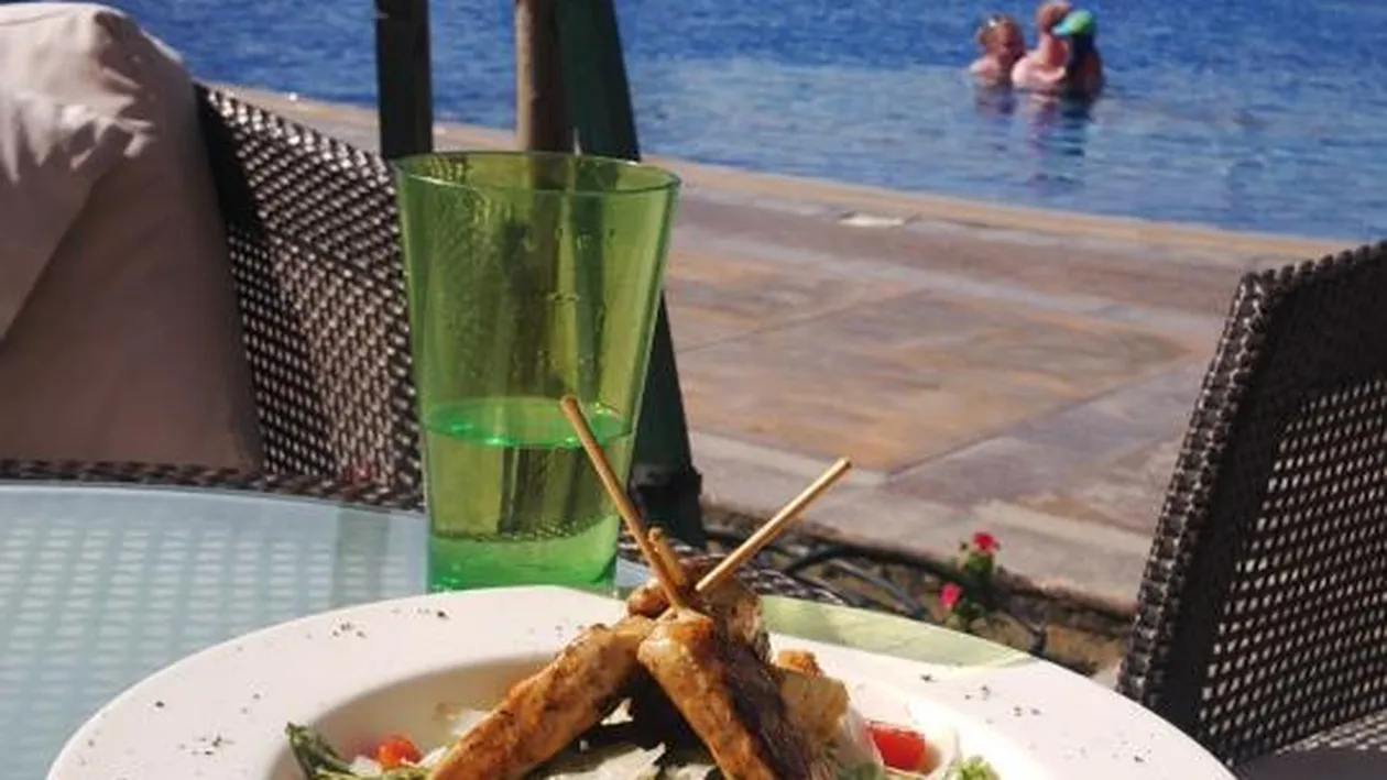 Ce vedetă de la noi se răsfaţă chiar acum aşa lângă piscină! N-ai vrea să fii şi tu în locul ei?