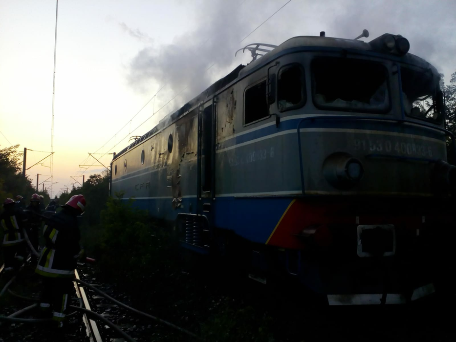 Tren în flăcări, în Prahova! Pompierii intervin cu mai multe autospeciale