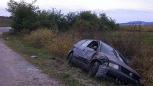 O fată de 14 ani din Argeş a luat maşina tatălui ei şi a ajuns cu ea în şanţ