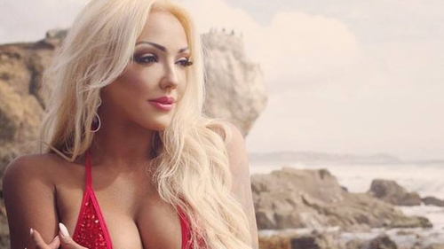 Este sexy si din spate, dar si din fata! Alexandra Harra, cu sanii la vedere!