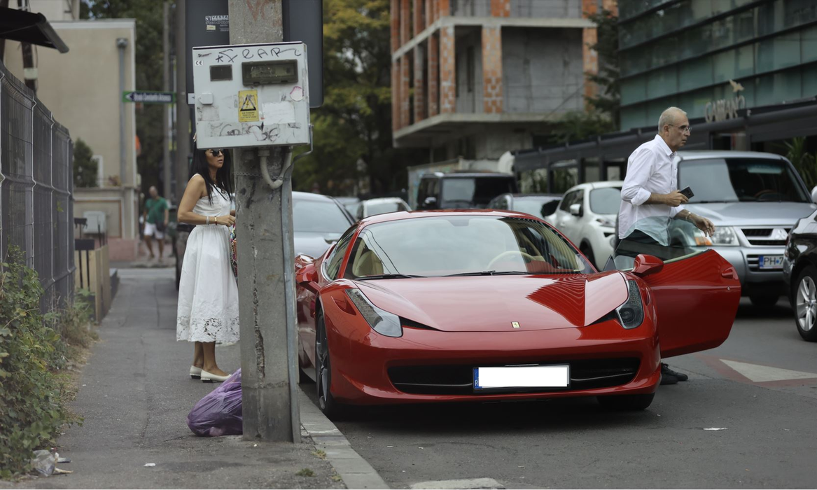 Sexy-brunețica îl așteaptă pe Roland să iasă din Ferrari (Foto: CANCAN.RO)