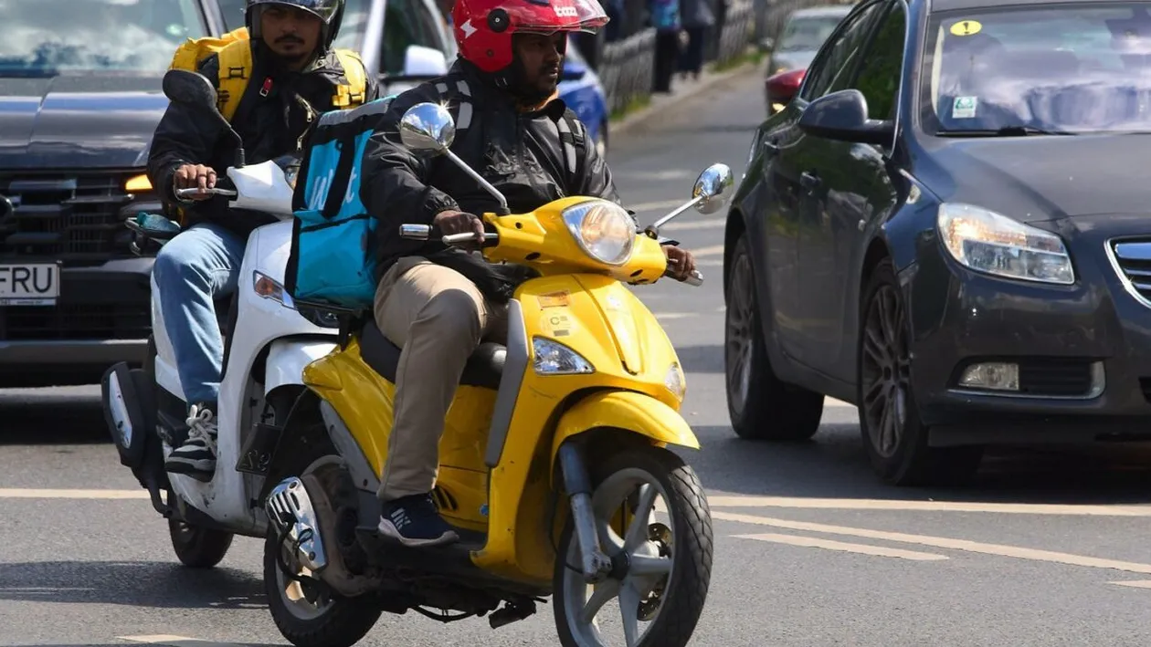 Câți bani încasează un livrator Glovo care muncește pe timp de ploaie? Suma incredibilă care îi intră în buzunar, deși clienții achită o suprataxă
