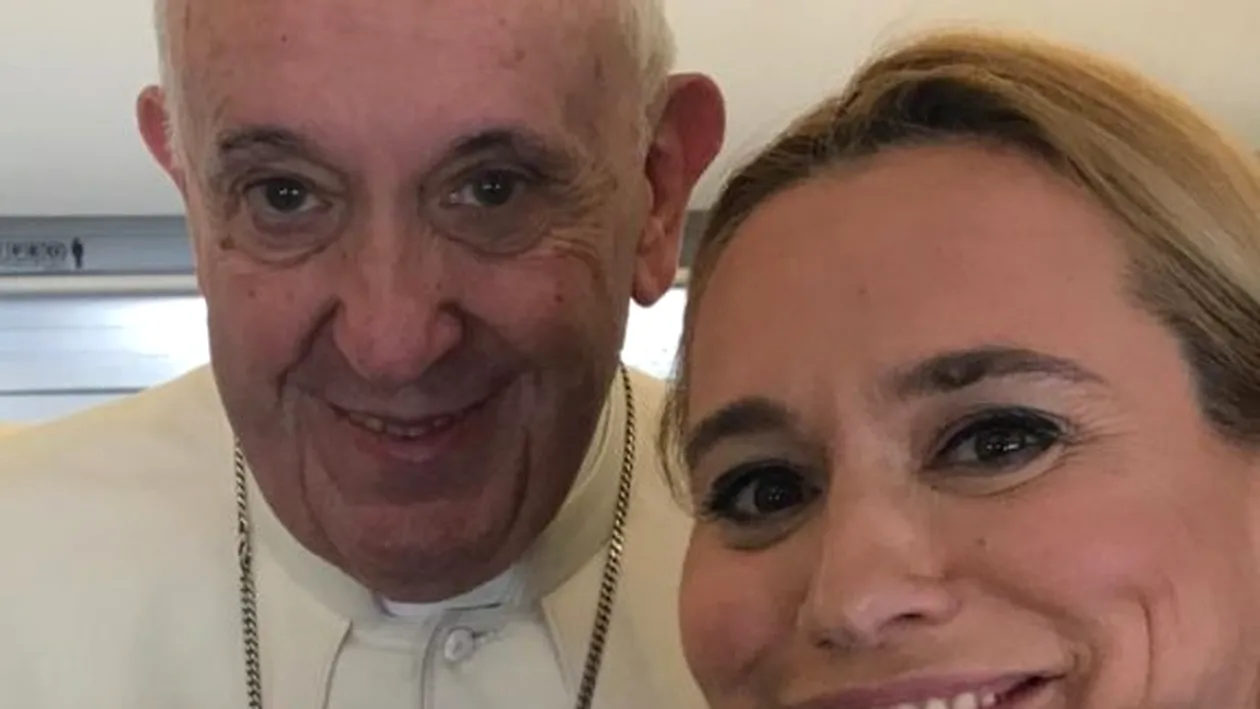 Ce l-a rugat Andreea Esca pe Papa Francisc în avion