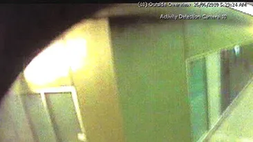 Fotografia care l-a băgat după gratii pe „Ursul Carpatin”! Australienii l-au pozat când păzea “pisica” montată pe bancomat!