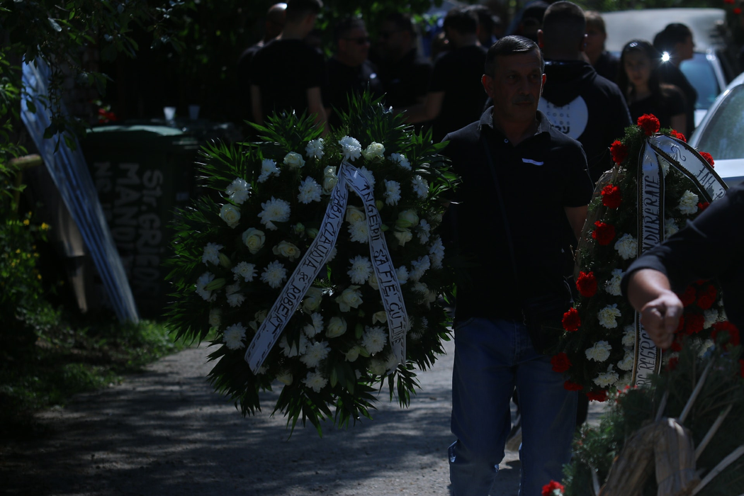 Mesajul tulburător scris pe coroana adusă de Nelu Ploieșteanu pentru fiul său mort