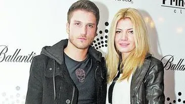 Fiul lui Bote a experimentat sarutul in trei. Isi insala iubita cu doua deodata