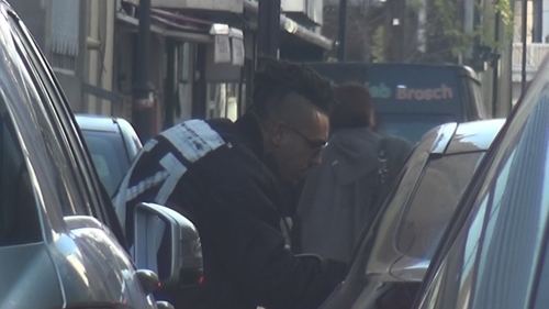 Şoferii l-au ”luat” la claxoane! Alex Velea a blocat traficul pe o stradă ca să…