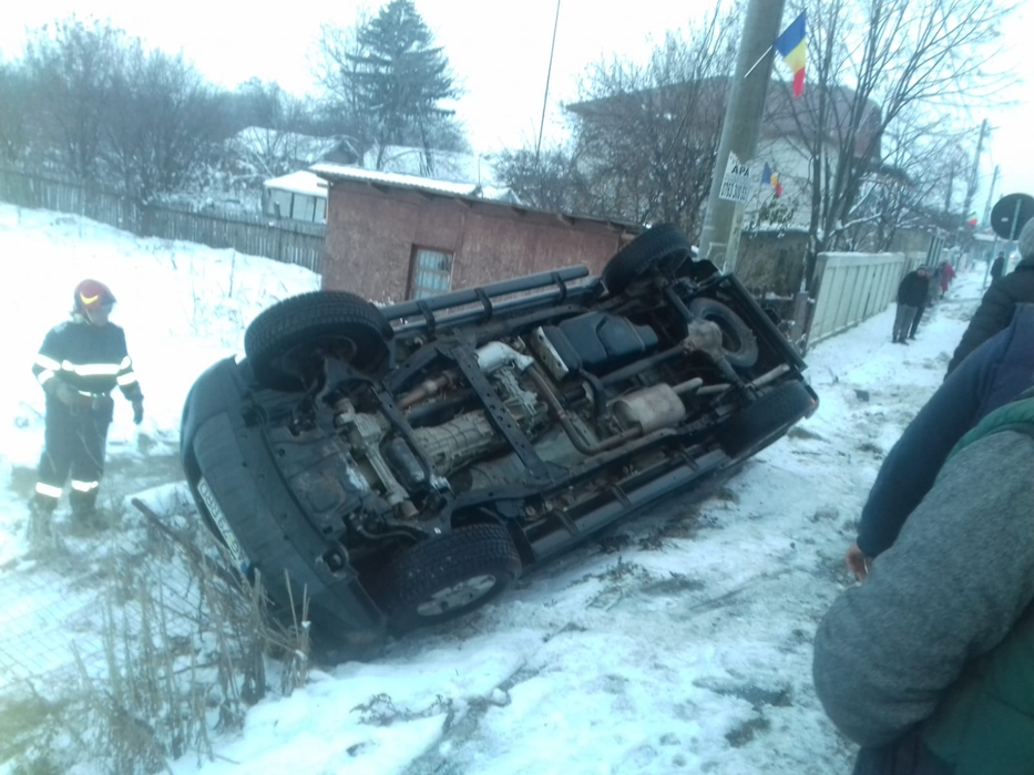 Accident violent pe DN6! Trei oameni au fost răniți, după ce mașina în care erau s-a răsturnat