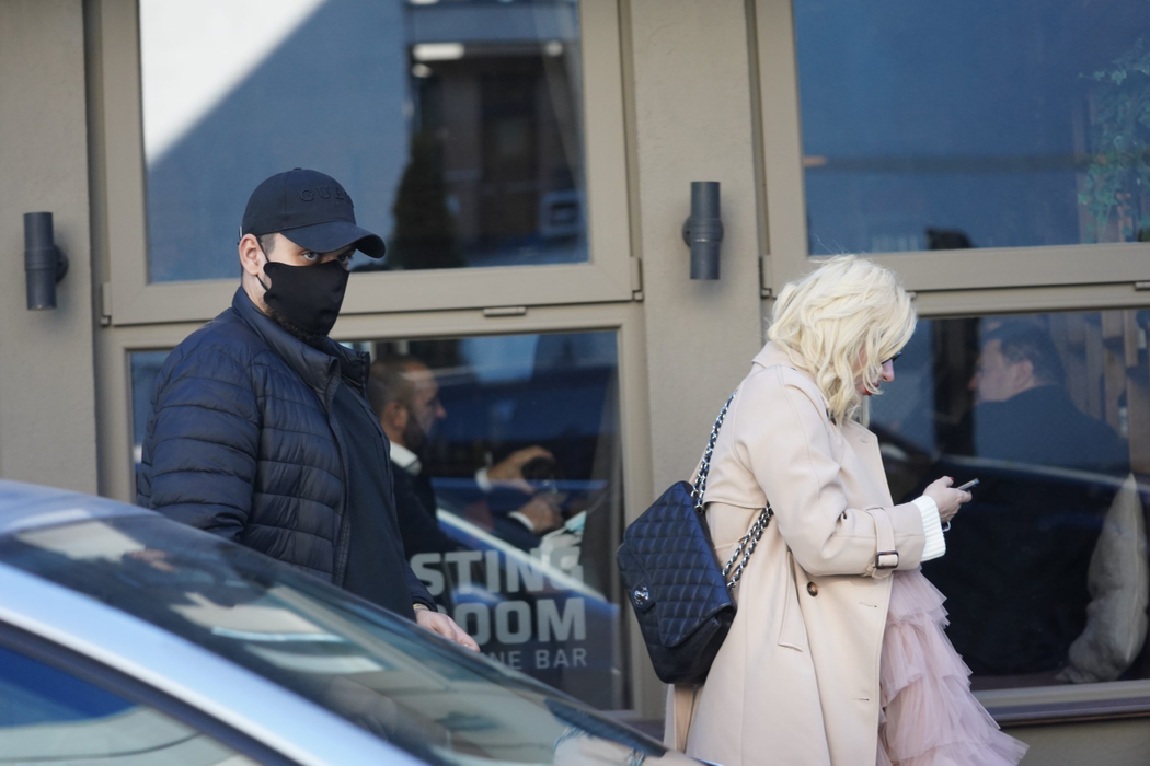 Ana Morodan a apărut pe stradă într-o extravagantă rochie roz, cu multe volane