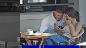 Gesturile incredibile dintre cei doi finaliști Survivor, surprinși pe Dorobanți! Alex Delea vrea să o ”posede” pe Elena Chiriac!