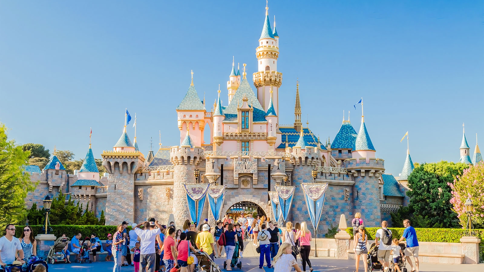 Disneyland a fost transformat într-un centru uriaș de vaccinarea anti-COVID! „Va găzdui primul supercentru de vaccinare”