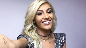 ALINA EREMIA s-a pozat fără pic de machiaj, însă fanii au rămas cu gura căscată când au văzut ce era pe tricoul ei! "Pe bune?!"