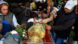 Viorica din Iași a trăit un adevărat miracol. Ce a găsit femeia în buzunar, imediat după ce a lăsat o monedă la moaștele Sfintei Parascheva