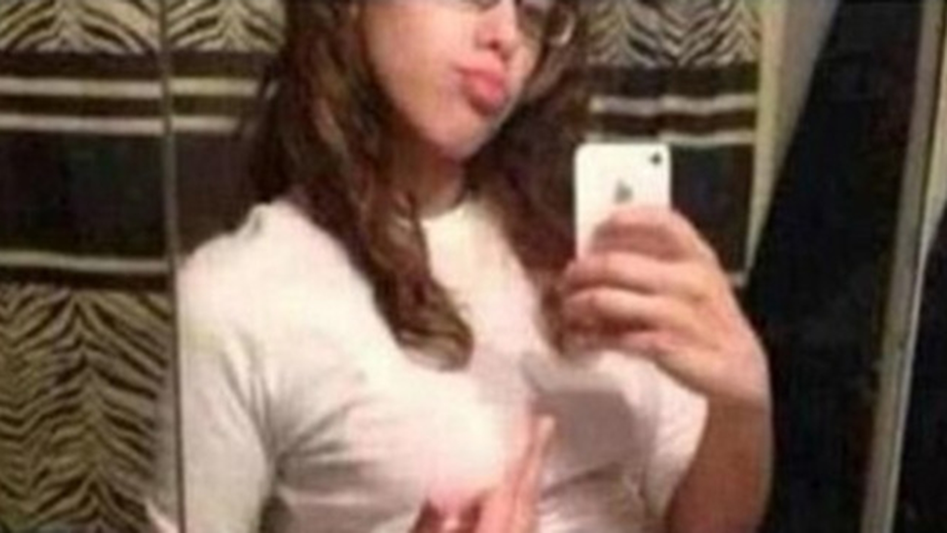 A şocat mii de oameni cu acest comentariu! Ce glumă macabră a făcut o tânără însărcinată, în timp ce arăta semne obscene