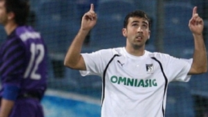 Cum se bucura de libertate un fotbalist de nationala! Ramas fara echipa a dat iama in dulciuri, flancat de 4 femei! VIDEO