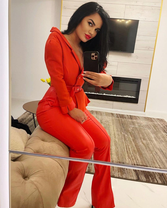 Carmen de la Sălciua i-a înnebunit pe bărbați cu un selfie în care apare într-o pijama sexy | FOTO