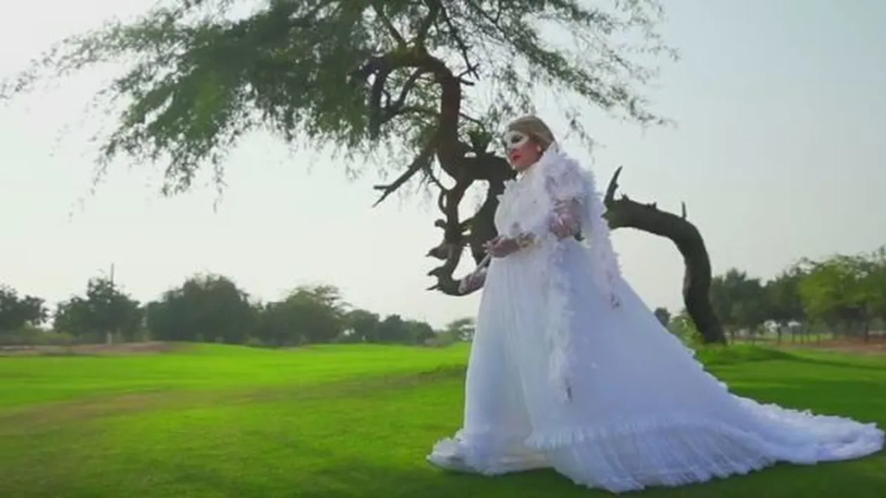 VIDEO - El este artistul cu cele mai multe dislike-uri! TAHER SHAH este,  probabil, cel mai bizar personaj de pe Youtube