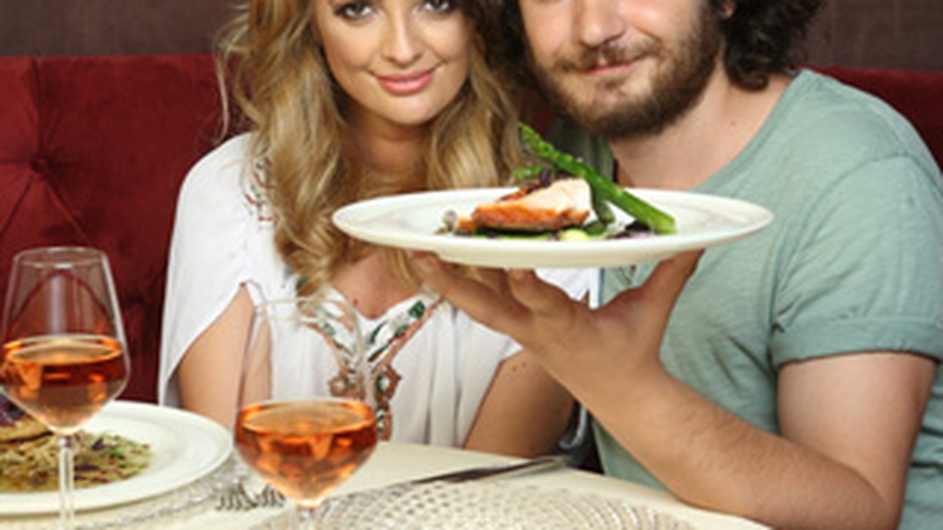 Florin Dumitrescu, cel mai tanar jurat de la MasterChef, si-a cunoscut iubita la o degustare de melci! Vezi ce spune despre desertul pe care l-a creat special pentru ea