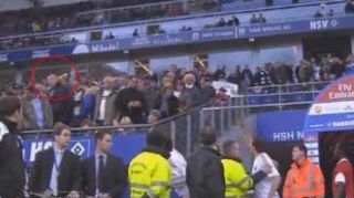 VIDEO Un jucator al lui Hamburg a lovit un fan cu o sticla in cap!