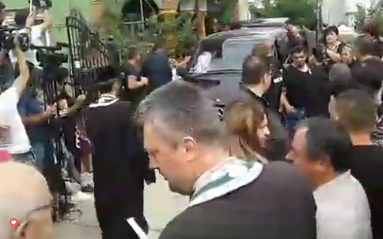 Preotul a ieşit din casă