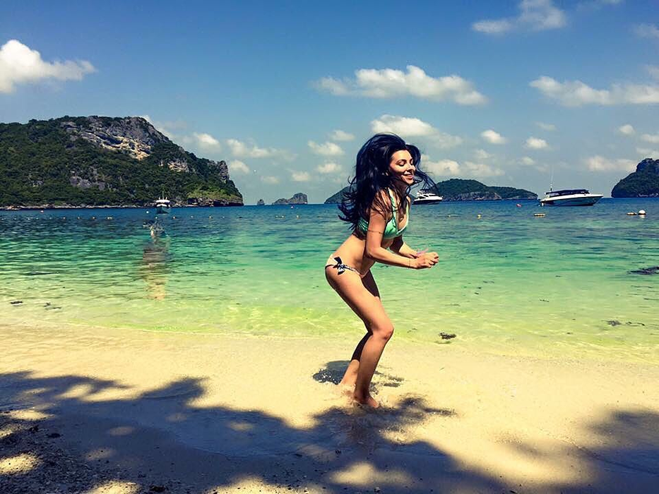 Au apărut în public  în minuscule costume de baie!