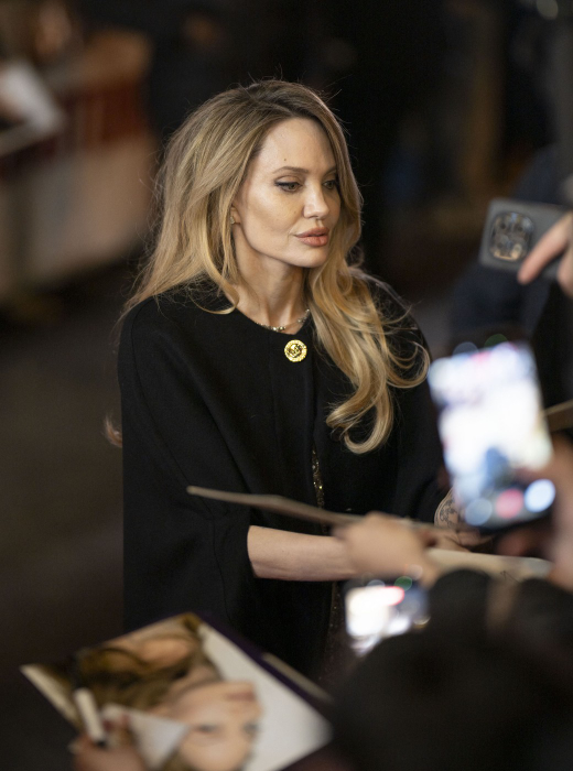 Angelina Jolie arrive à l'avant- première du film "Coutures" au cinéma Pathé Palace à Paris le 9 février 2026.  Yehiel Chekroune/Bestimage Angelina Jolie arrives at the premiere of the film "Coutures" at the Pathé Palace cinema in Paris on February 9, 2026.,Image: 1073615716, License: Rights-managed, Restrictions: , Model Release: no, Credit line: Yehiel Chekroune / Bestimage / Profimedia