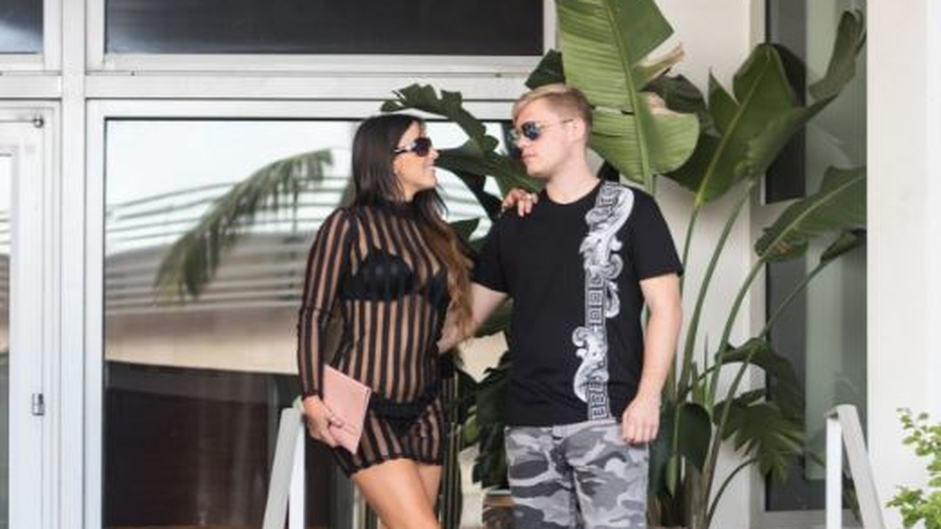 Claudia Romani a făcut spectacol alături de iubitul ei! Au confundat strada cu o camera de hotel