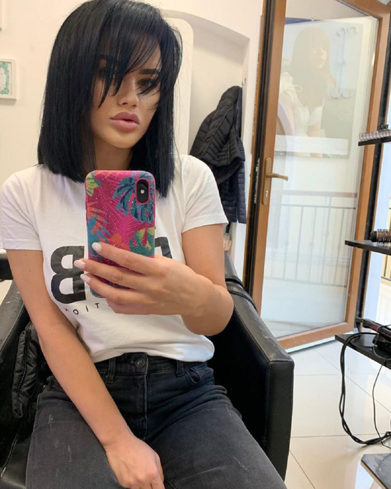 Carmen de la Sălciua s-a tuns și și-a făcut breton lung! Cât de bine seamănă artista acum cu Oana Zăvoranu