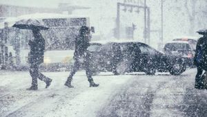Alertă meteo: ninsoare viscolită și intensificări ale vântului la munte. Cum va fi vremea în București