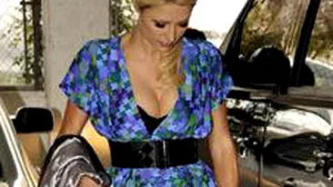 FOTO Paris Hilton nu stie ce sa acopere mai intai!