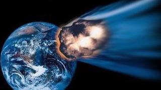 Un asteroid de marimea unui portavion va trece, marti, la mica distanta de Terra
