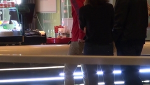 VIDEO De la pachetele pe abdomen, la pachetele de primavara! Cum a fost filmat Mircea Badea in mall cu sapca trasa pe cap!