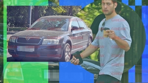 Tatăl conduce un Porsche de 100.000 de euro, iar fiul... Toto Dumitrescu, ”cu bătrânica” prin oraș!