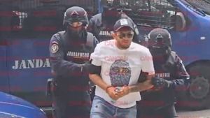 Imagini fabuloase! Fiul lui Emi Pian și iubita, aduși în cătușe la audieri + Bolidul interlopului, ridicat de autorități