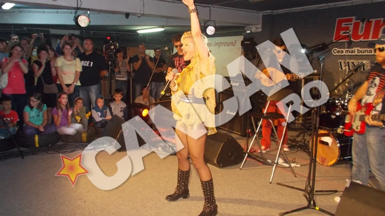 Loredana se metamorfozeaza la fiecare concert: rade, se stramba, se incrunta, se zbenguie sI face plecaciuni in fata publicului!  Face fete-fete cand se afla pe scena