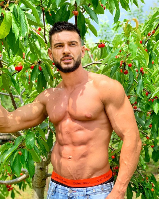 O brunetă sexy de la Kanal D, îndrăgostită până peste cap de Dorian Popa. Cum va reacționa iubita cântărețului