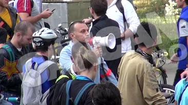 VIDEO Dupa ce a mancat si si-a tras sufletul la terasa, liderul biciclistilor a facut show fierbinte cu iubita pentru protestatari