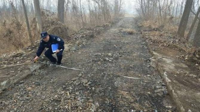 Un bărbat a furat 800 de metri de asfalt! E incredibil câţi bani a luat pe el