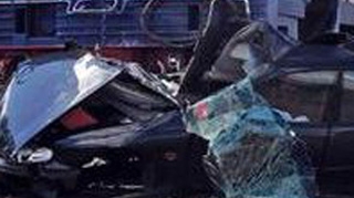Taximetrist mort si pasager ranit, dupa ce masina in care se aflau a intrat sub un TIR