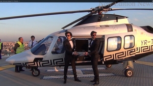 Nu s-a mai vazut asta de 23 de ani in Capitala! Ca-n filme: un elicopter Versace a aterizat pe acoperisul unui zgarie-nori!